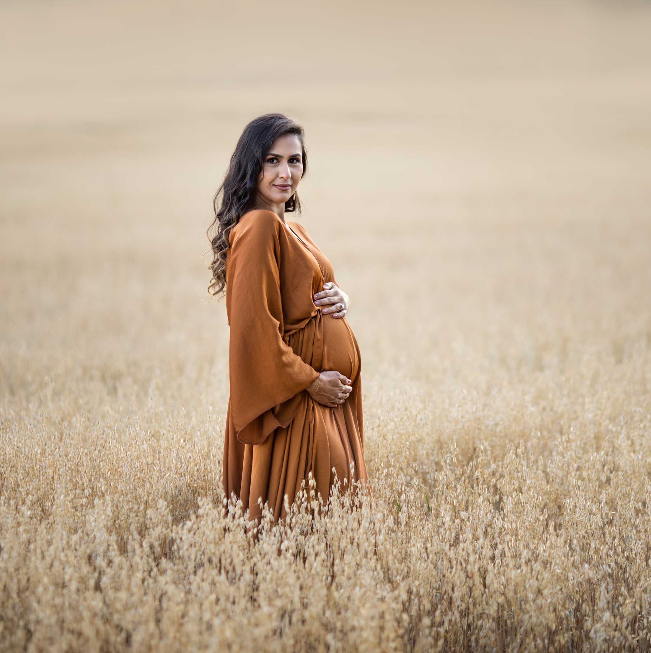Gravid kvinne i kornåker