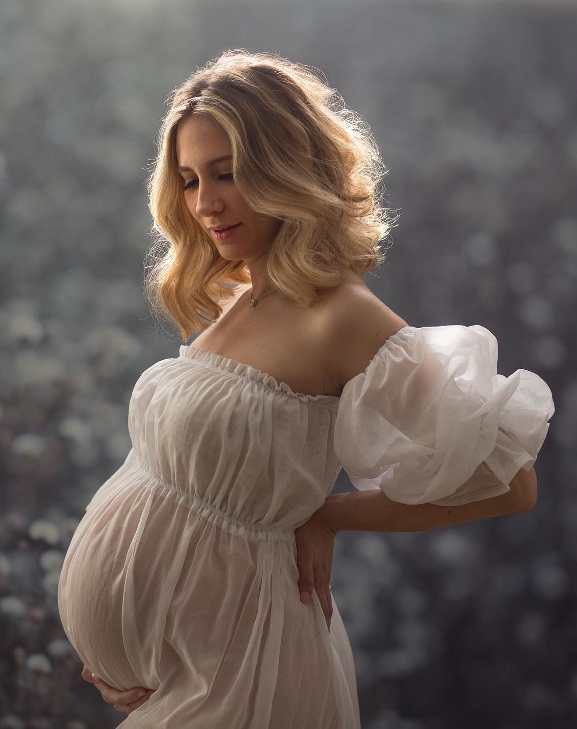 Gravid dame i hvit kjole