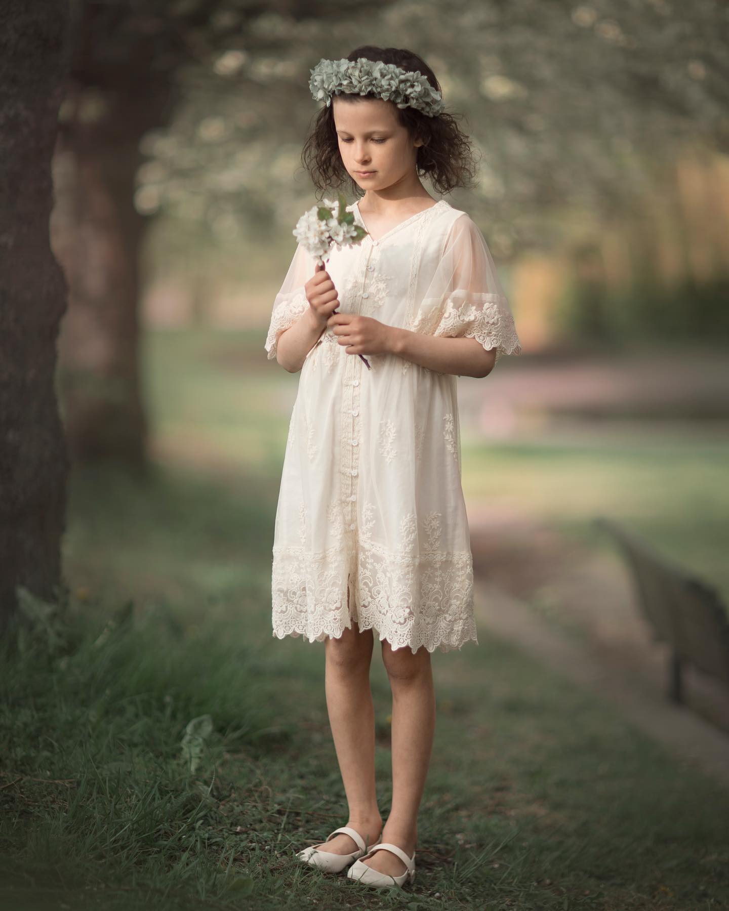 Jente i skogen holder bukett med blomster
