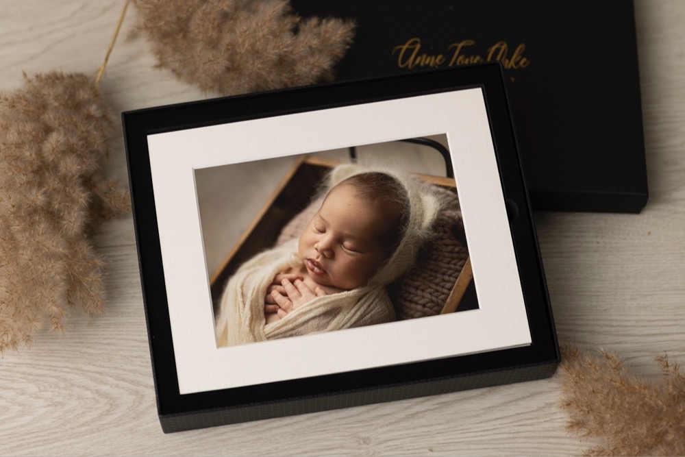 Baby sover med hånden på kinnet