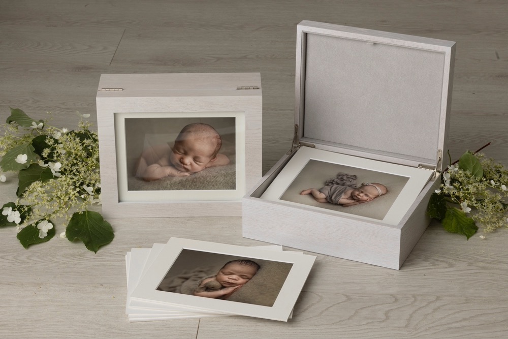 Baby sover med hånden på kinnet