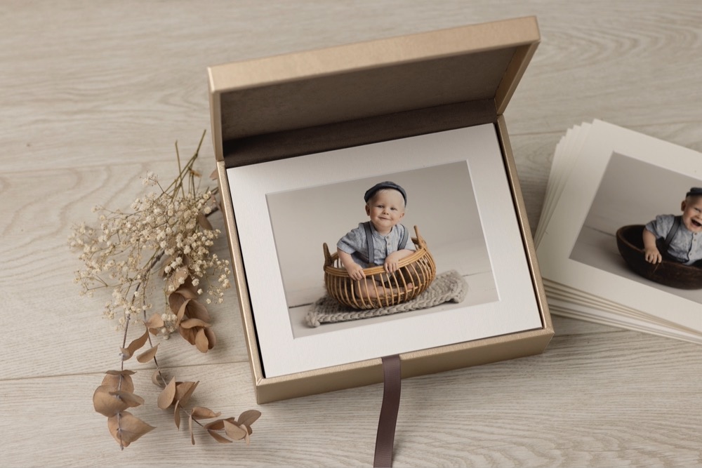 Baby sover med hånden på kinnet