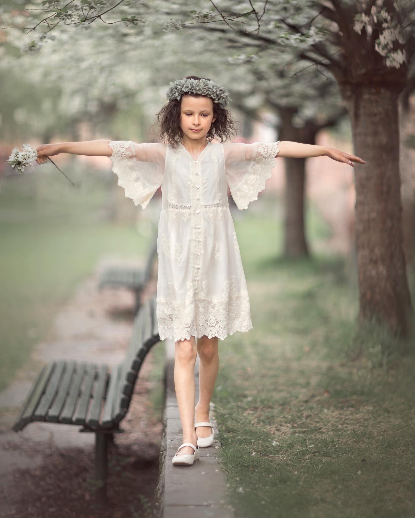 Jente balanserer på mur