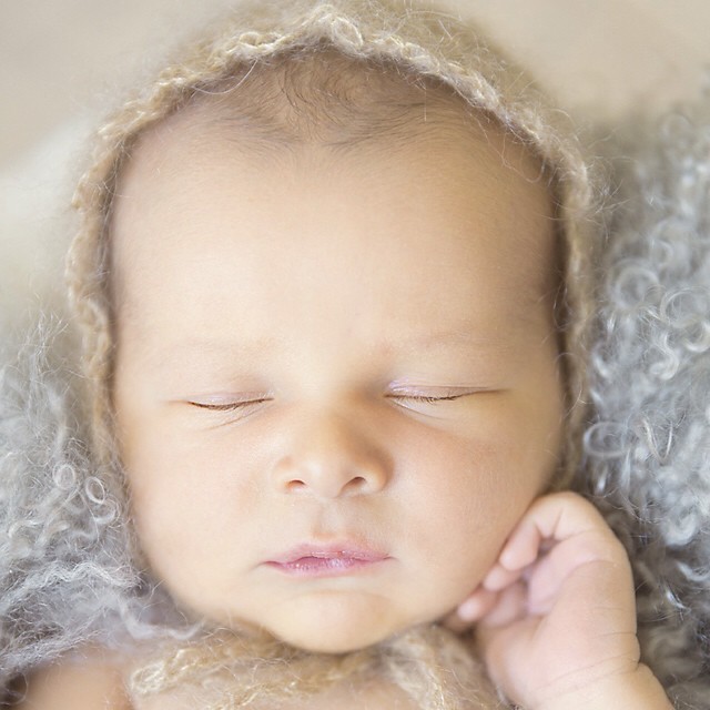 Baby sover med hånden på kinnet